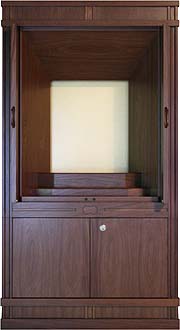 弔いをする「海のお墓」です。扉は使用される際、祭壇の視界をさえぎらないように、収納式の「たたずみ扉」になっています。